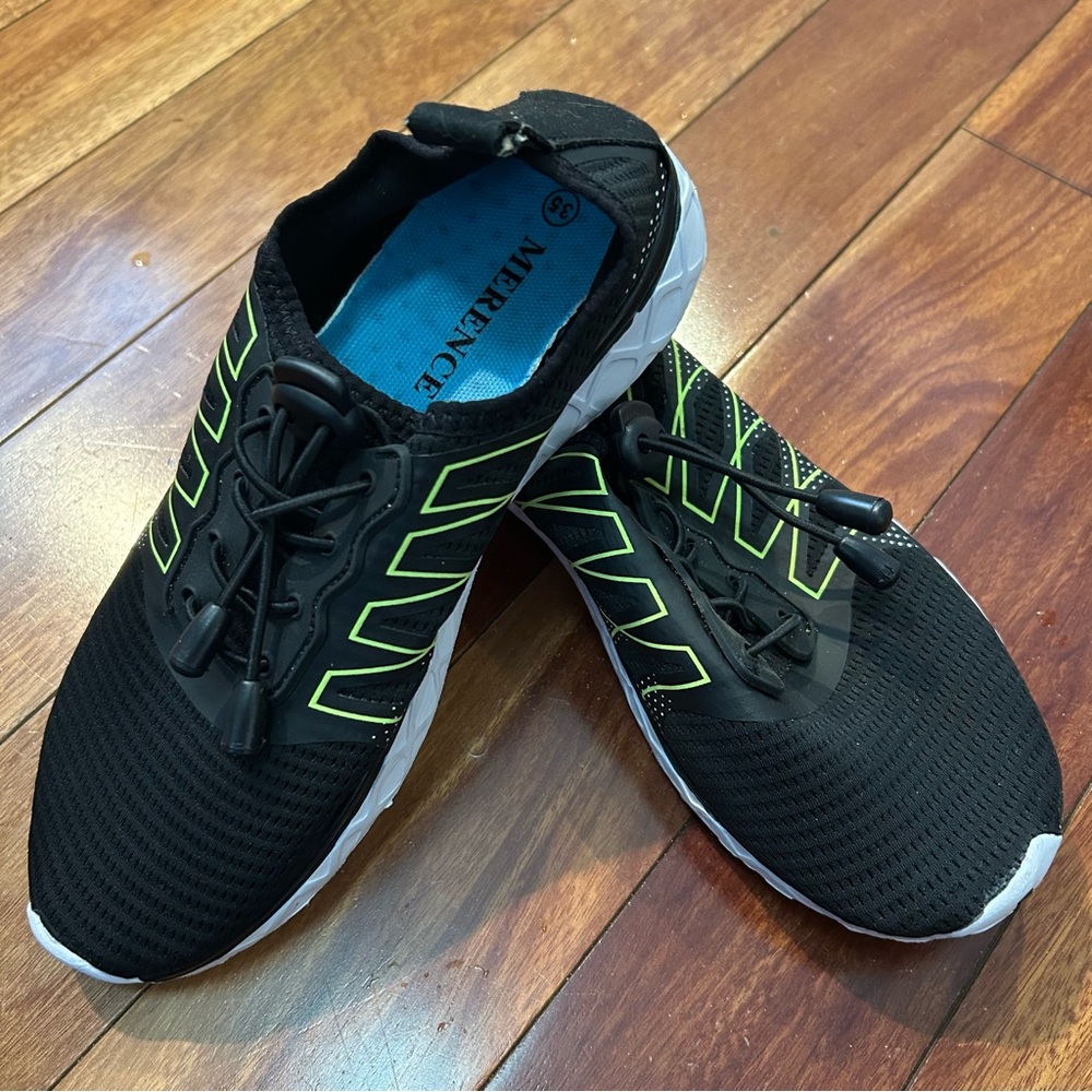 Boys black water shoes with bungee ties